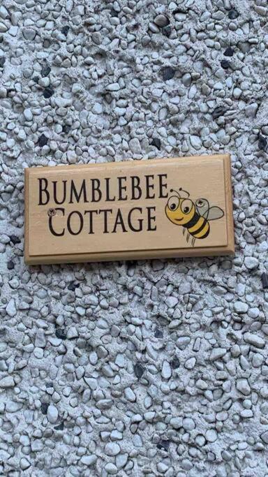Bumblebee Cottage ドネゴール エクステリア 写真